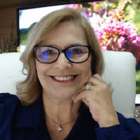 Martha Mendes - psicanalista transpessoal - autora da Psicobiosofia, escritora, proprietária do canal de entrevista SimplesMente Martha